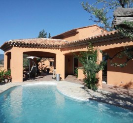 villa traditionnelle avec piscine
